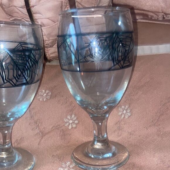 Set of Four Spider Web 🕷🕸Glasses! - Picture 7 of 9